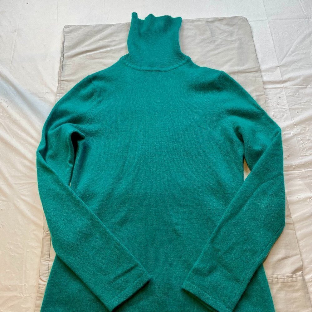 Lord and Taylor Women's Turquoise Cashmere Turtleneck Size M